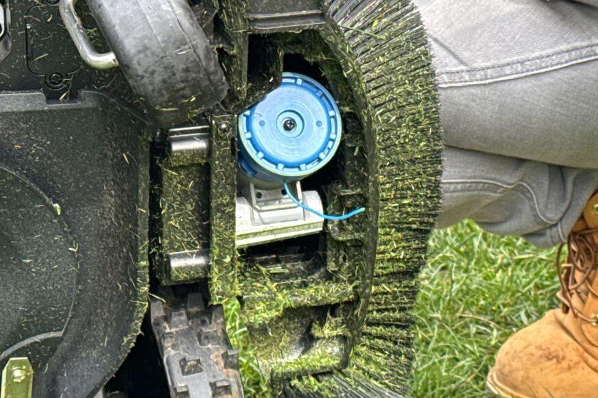 ECOVACS GOAT O1200 LiDAR PRO, TruEdge Trimmer wird in der Nahansicht gezeigt